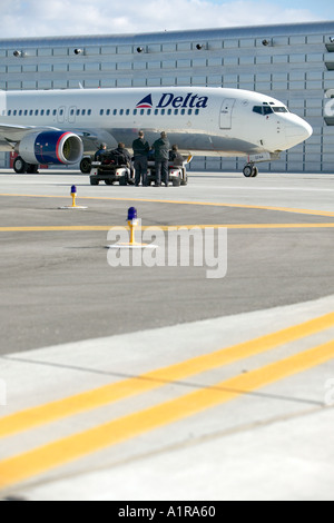 En avion passager Delta zone d'essais de moteur de l'Aéroport International de Tampa Florida USA Banque D'Images