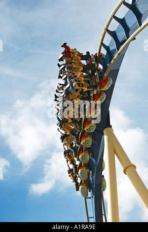 Riders accrocher suspendue et boucle à l'envers de la Montu montagnes russes au Busch Garden Tampa Florida USA Banque D'Images