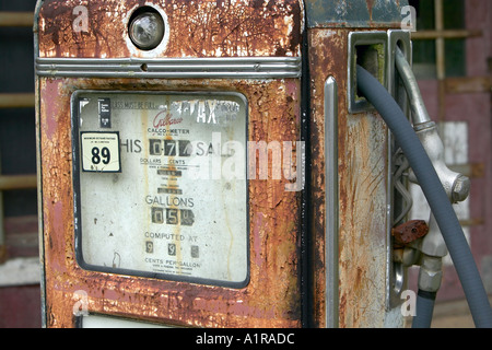 Ancienne pompe à gaz gaz Exxon montrant au prix de 99 cents par gallon de Sapin baumier North Carolina USA Banque D'Images