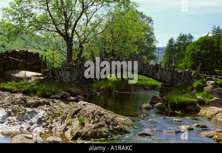 Pont Slaters près de Little Langdale Tarn en été Lake District National Park Cumbria Angleterre Royaume-Uni Grande-Bretagne Banque D'Images