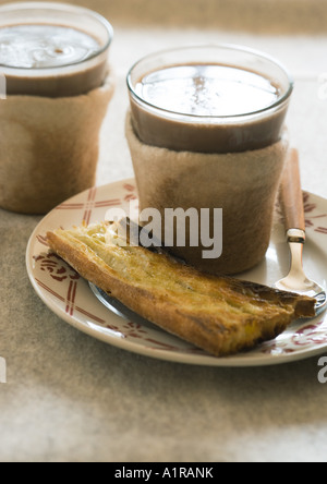 Deux tasses de café et un morceau de pain grillé Banque D'Images