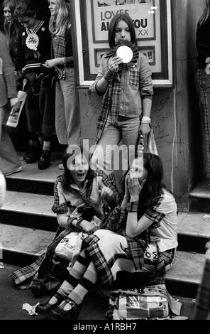 Années 1970 Grande-Bretagne adolescente Bay City Roller fans. Des filles émotionnelles hystériques après un concert au Hammersmith Odeon, West London 1975. HOMER SYKES Banque D'Images
