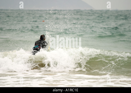 Un brave gens surf surf vague immense plage mer homme enourage danger peur figi Banque D'Images