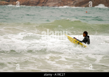 Un brave gens surf surf vague immense plage mer homme enourage danger peur figi Banque D'Images