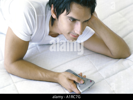 Man holding remote control Banque D'Images