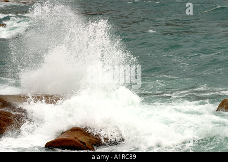 Plage de rochers vague géante montagne mer Impact Spray Banque D'Images