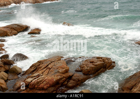 Plage de rochers vague géante montagne mer Impact Spray Banque D'Images