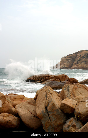 Plage de rochers vague géante montagne mer Impact Spray Banque D'Images