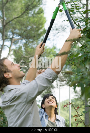 Couple doing yardwork Banque D'Images