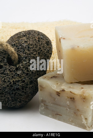 Pains de savon, pierre ponce et luffa Banque D'Images