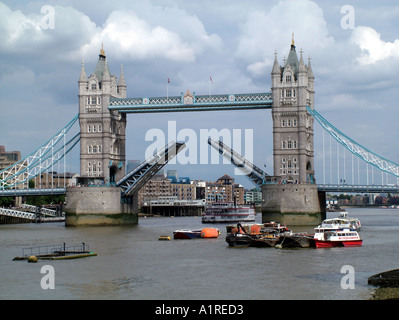 Le Tower Bridge à Londres Angleterre Royaume-uni a soulevé la chaussée Banque D'Images