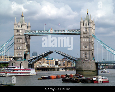 Le Tower Bridge à Londres Angleterre Royaume-uni a soulevé la chaussée Banque D'Images