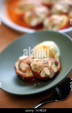 Pêches au four avec garniture aux amandes Banque D'Images