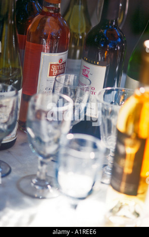 Verres et bouteilles de vin sur la table dans l'ombre et soleil Banque D'Images