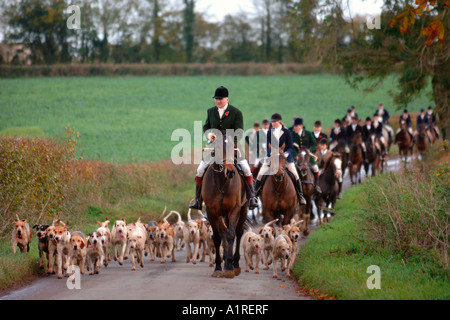 MASTER COMMUN DE LA BEAUFORT HUNT LE CAPITAINE IAN FARQUHAR mène les cavaliers AVEC LA CHASSE PRÈS DE BEAUFORT EN TETBURY GLOUCESTERSHIRE UK Banque D'Images