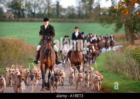 MASTER COMMUN DE LA BEAUFORT HUNT LE CAPITAINE IAN FARQUHAR mène les cavaliers AVEC LA CHASSE DE BEAUFORT DANS LE GLOUCESTERSHIRE UK Banque D'Images