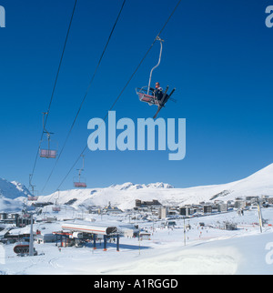 Télésiège et vue sur les pistes, le Centre de recours, l'Alpe d'Huez, Isère, Alpes, France Banque D'Images