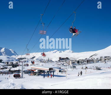 Télésiège et vue sur les pistes, le Centre de recours, l'Alpe d'Huez, Isère, Alpes, France Banque D'Images