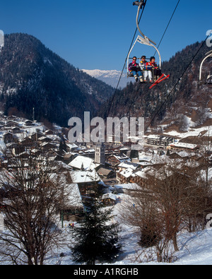 Télésiège et vue sur le centre de la station, La Clusaz, Haute Savoie, Massif des Aravis, Haute-Savoie France Banque D'Images