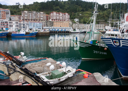 Ligne de chargement des camions réfrigérés sur quai poisson Ondarroa port de pêche du nord de l'Espagne Banque D'Images