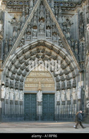 L'une des trois portes d'entrée principale de la cathédrale de Cologne en Rhénanie du Nord-Westphalie, Allemagne Banque D'Images