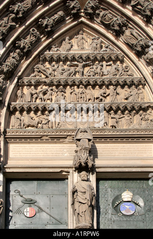 Portail en façade est de la cathédrale de Cologne en Rhénanie du Nord-Westphalie, Allemagne Banque D'Images