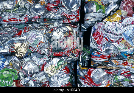 Écologie le recyclage des canettes d'ALUMINIUM EN BALLES écrasées à l'usine de recyclage Banque D'Images