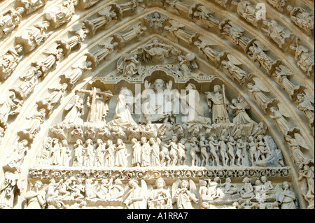 Plus de chiffres entrée principale façade ouest la cathédrale d'Amiens France Banque D'Images