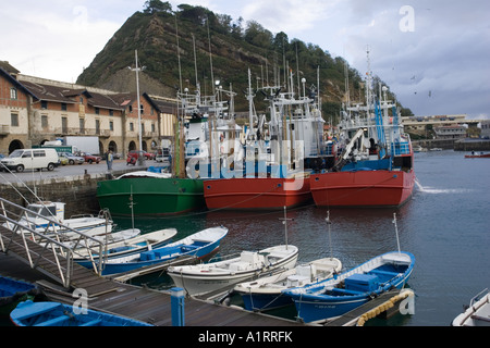 Les chalutiers dans le port espagnol Zumaia Côte Basque Euskal Herria Espagne Banque D'Images