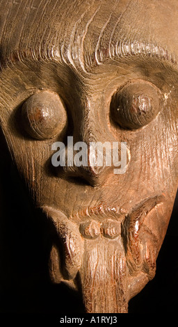 Détail d'un artisanat Iban de Bornéo une figurine en bois sculpté redoutable du Kalimantan en Indonésie Banque D'Images