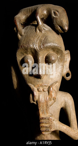 Artisanat Iban de Bornéo une figurine en bois sculpté redoutable du Kalimantan en Indonésie Banque D'Images