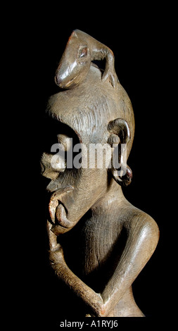 Artisanat Iban de Bornéo une figurine en bois sculpté redoutable du Kalimantan en Indonésie Banque D'Images