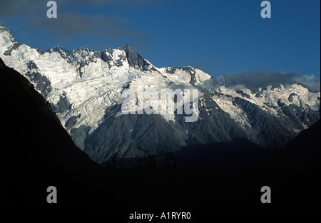 Towads paysage à Mount Cook et pics contigus dans une ombre masquée derrière la Nouvelle-Zélande au premier plan inférieur Banque D'Images