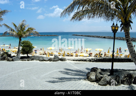 Les vacanciers sur la plage Flamingo à Playa Blanca Lanzarote Banque D'Images