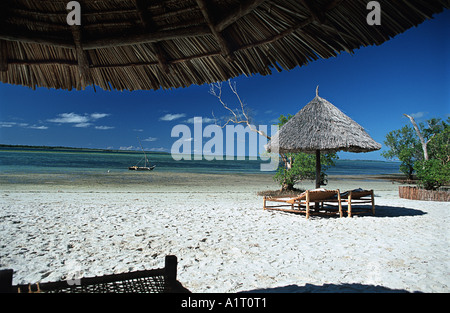La plage tropicale en face de la Pole Pole Eco Lodge à Utende sur l'île de Mafia Tanzanie Banque D'Images
