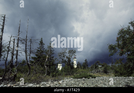 Storm clouds gathering sur l'ancien et le nouveau phares sur l'île de Jomfruland, côte sud de la Norvège. Banque D'Images