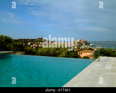 PISCINE DONNANT SUR CALVI CORSE Banque D'Images