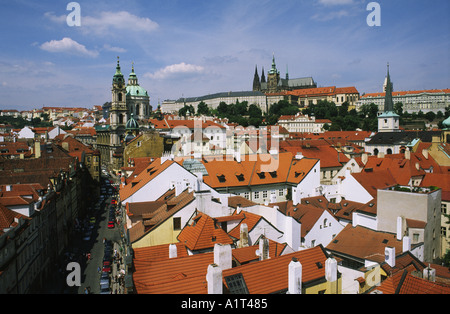 Moindre Trimestre à Prague avec l'église St Nicolas et le château en arrière-plan, la Tchéquie. Banque D'Images