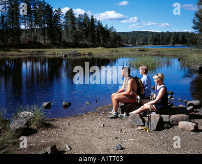 Randonnées partie relaxing by a lake, Romeriksåsene, juste au nord d'Oslo, Norvège, Akershus. Banque D'Images