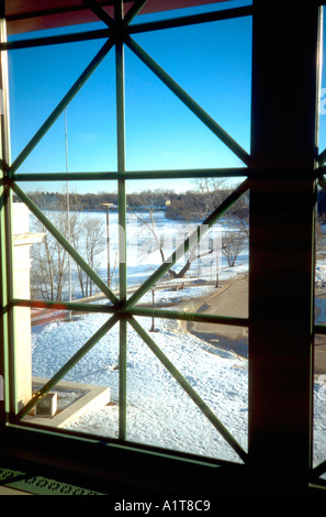 Vue sur le lac de Côme gelés par le biais d'une fenêtre intéressante du pavillon du parc. St Paul Minnesota MN USA Banque D'Images