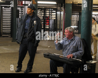 Musicien de métro à jouer de la trompette et clavier, plate-forme de la 59e rue, NEW YORK Banque D'Images