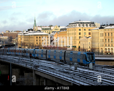 Light rail en face de la vieille ville, Stockholm, Suède Banque D'Images