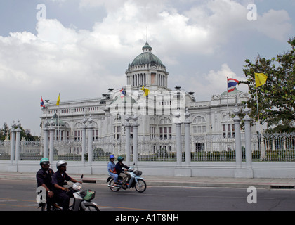 Les motos en face de Palais Chitlada, accueil de la Thaïlande est roi à Bangkok Banque D'Images
