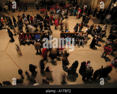 Motion dans le hall principal du Metropolitan Museum of Art de New York City Banque D'Images