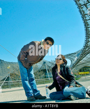 Munich Allemagne , Portrait jeune couple de touristes chinois, au village olympique, jeunes adultes en vacances Banque D'Images