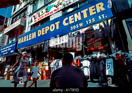 New York NY États-Unis, enfants Promenading Street scène, Harlem '125th St ' Discount 'Clothing Store' Front, multi ethnique magasin Street Banque D'Images