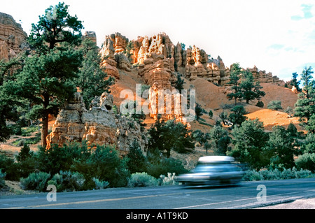 Scenic USA, Dixie National Forest, Utah, Route rurale avec excès de voiture en rouge Paysage Canyon Banque D'Images