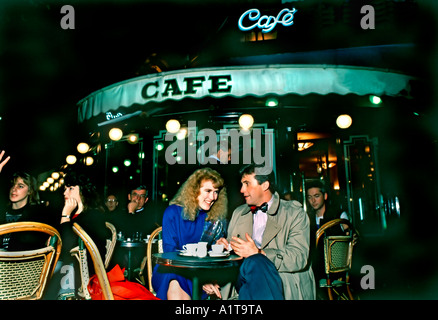 PARIS Cafe, France, couple partager du café sur la terrasse du 'café de flore' sur les touristes américains, la nuit, à l'extérieur, Paris café vieux, café français Banque D'Images