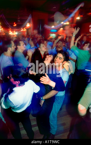 Paris, France, Dance Floor surpeuplé, avec jeunes couples adultes dansant ensemble dans le 'Tango Nightclub' dans le Marais, les adolescents riant, groupe de moderne Banque D'Images