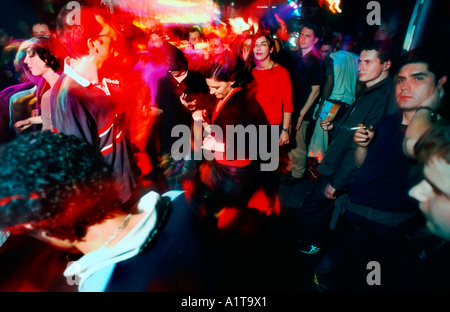 Paris, France, foule nombreuse, jeunes adultes dansant ensemble dans la boîte de nuit 'Batofar' bateau Teens, Blur Dance Floor, Archives adolescents des années 1990 Banque D'Images